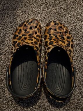 CROCS Leopard Print Comfort Clogs - Brown/Black